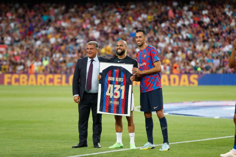 Homenaje a Dani Alves, quien regresó a su casa ahora de visita. 